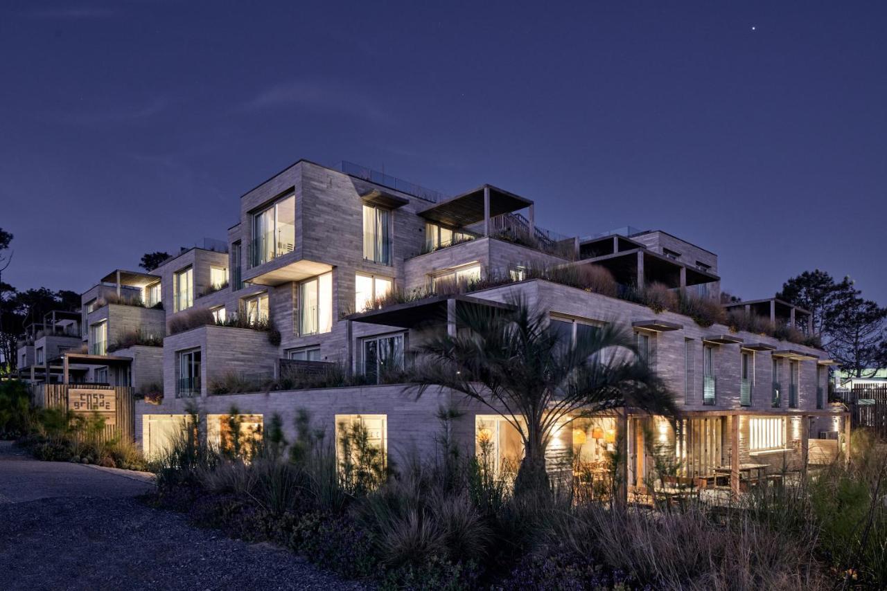 Casagrande Hotel & Beach Club ホセ・イグナシオ エクステリア 写真 The hotel at night