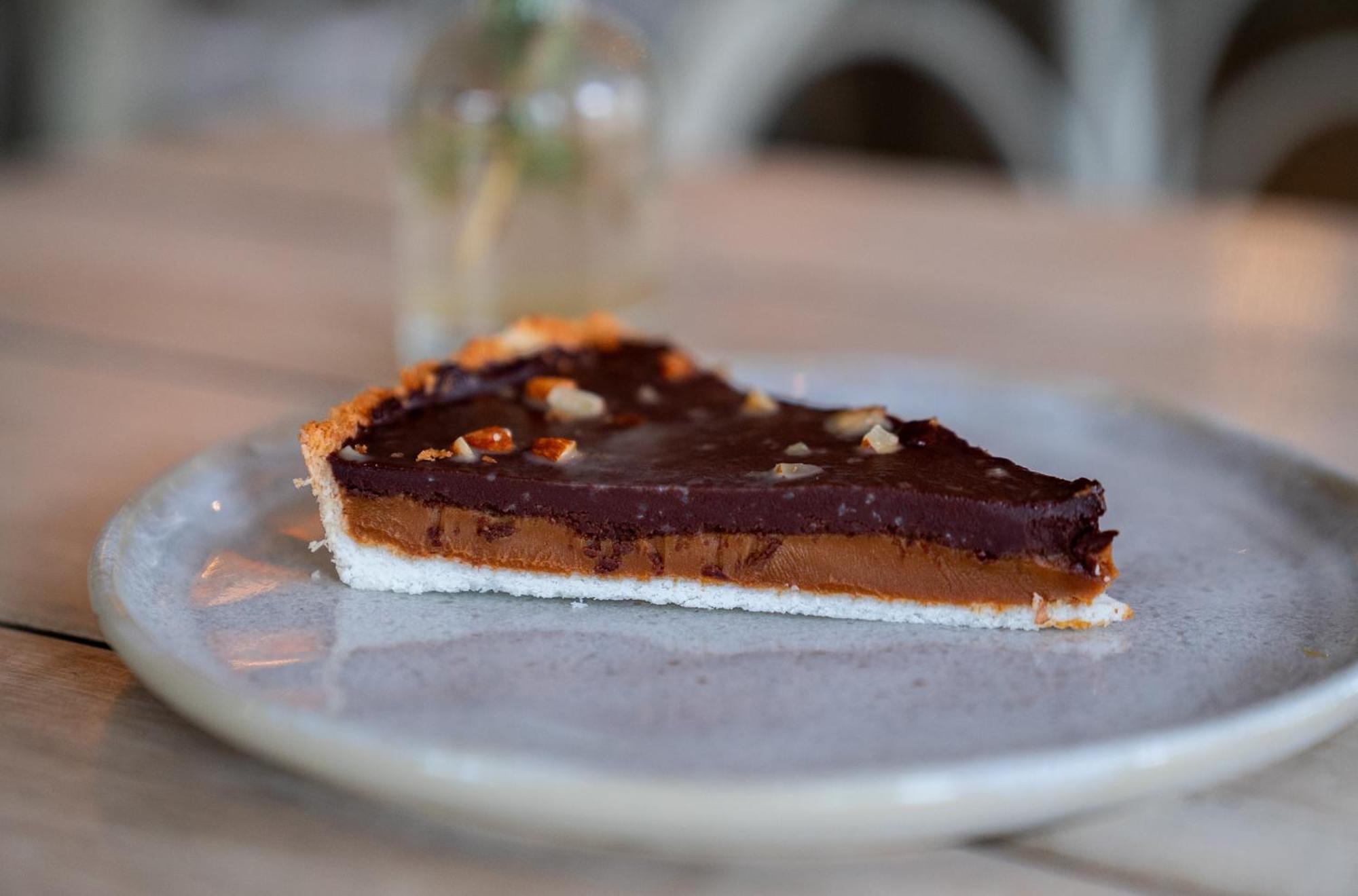 Casagrande Hotel & Beach Club ホセ・イグナシオ エクステリア 写真 A slice of chocolate and salted caramel tart